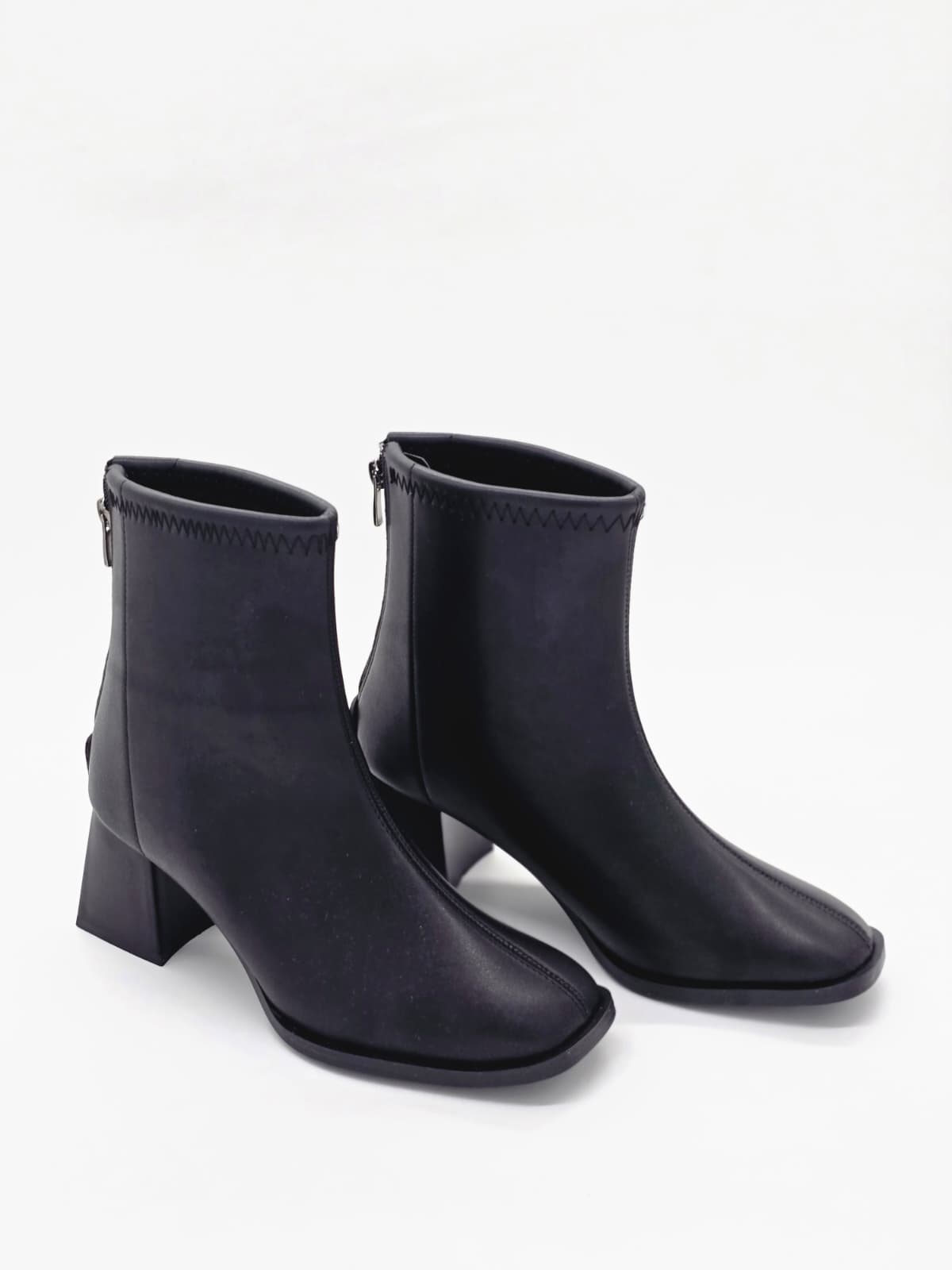 Küt Burun Topuklu Bot Siyah