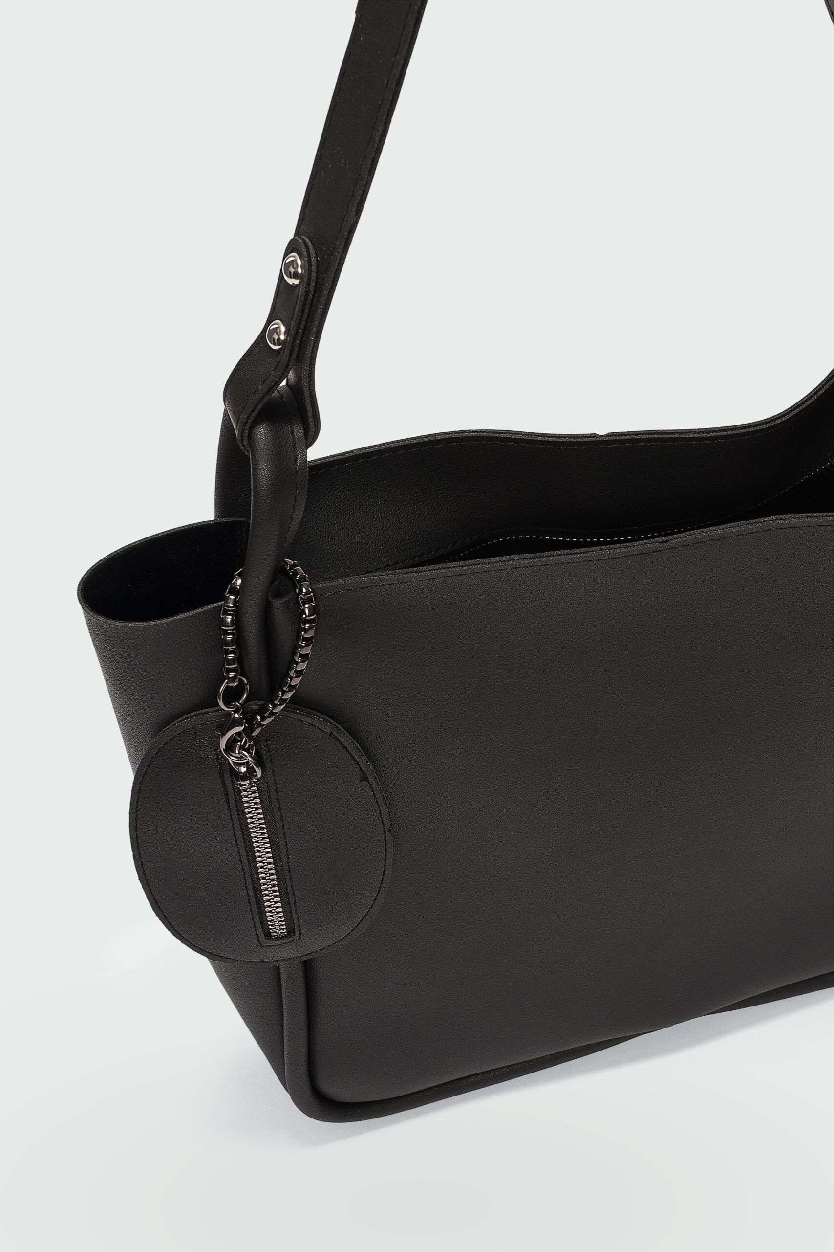 Chira Charmlı Omuz Çantası Siyah - Görsel 5