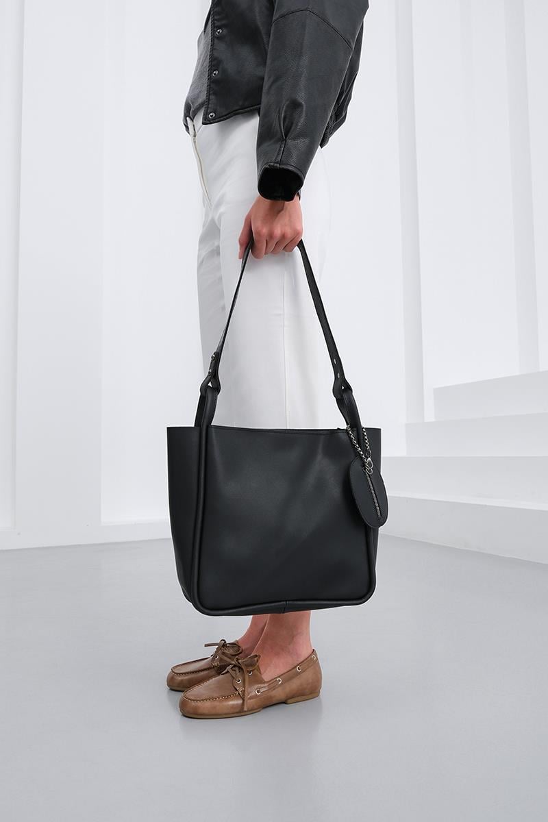 Chira Charmlı Omuz Çantası Siyah - Görsel 3